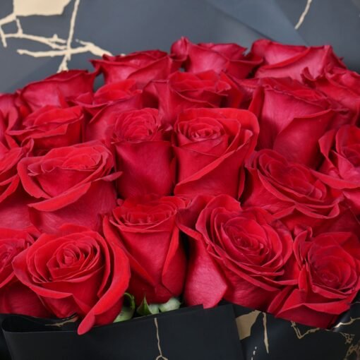 ⁦تاج الحب - باقة 25 جوري حمراء في غلاف أسود⁩ - الصورة ⁦2⁩