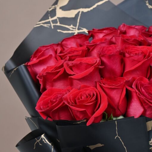 ⁦تاج الحب - باقة 25 جوري حمراء في غلاف أسود⁩ - الصورة ⁦3⁩